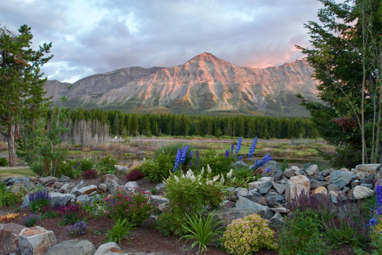 Summit Mountain Lodge And Steakhouse East Glacier Park Village Esterno foto