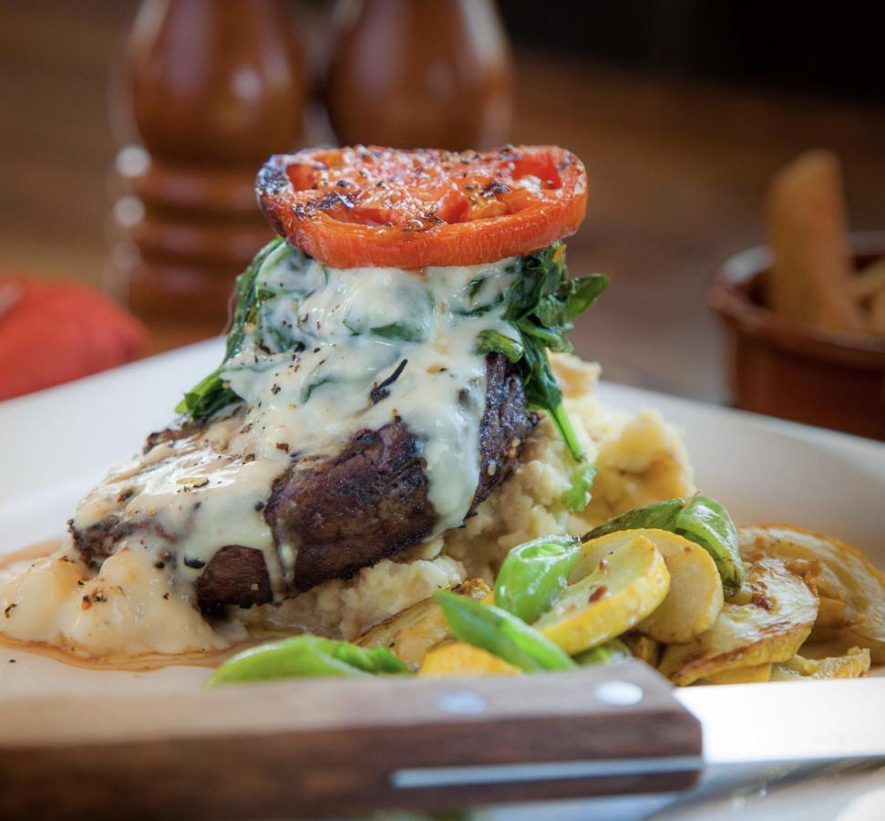 Summit Mountain Lodge And Steakhouse East Glacier Park Village Esterno foto