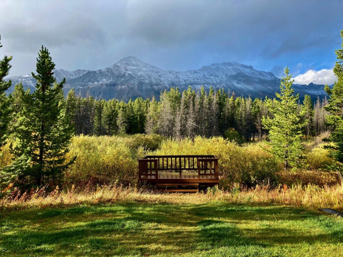 Summit Mountain Lodge And Steakhouse East Glacier Park Village Esterno foto