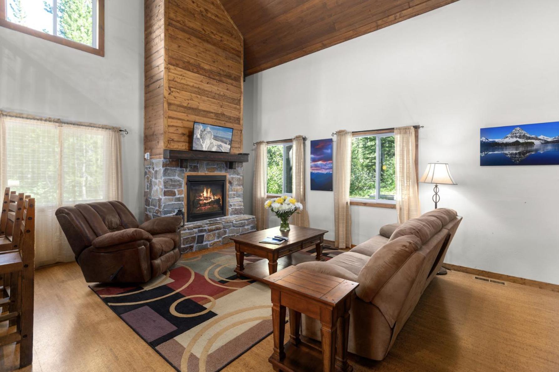 Summit Mountain Lodge And Steakhouse East Glacier Park Village Esterno foto