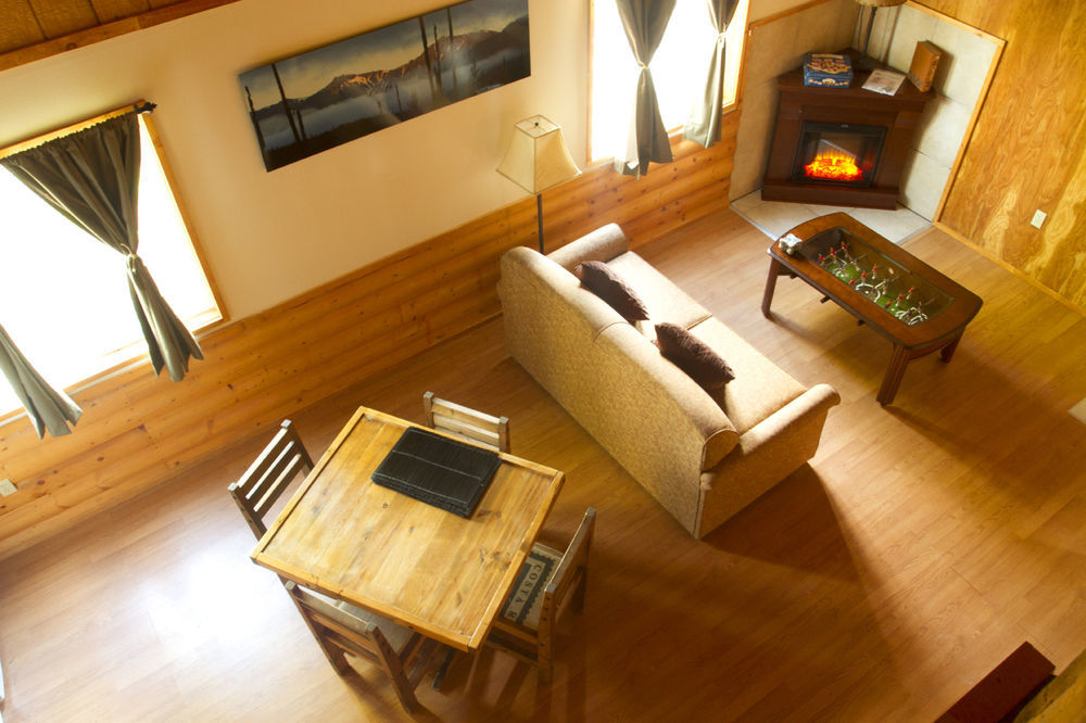 Summit Mountain Lodge And Steakhouse East Glacier Park Village Esterno foto